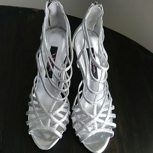 Nina silver glitter heels. Size 6 1/2.